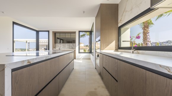 Nieuwbouwvilla met spectaculair uitzicht op zee en golf in Sotogrande Alto