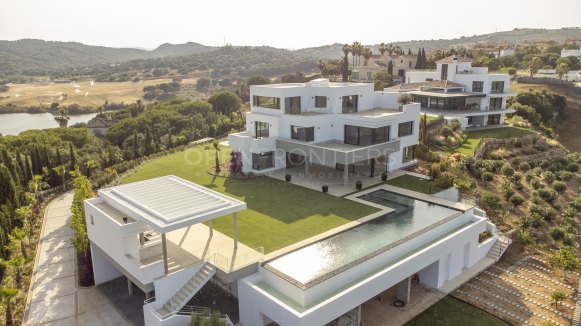 Nieuwbouwvilla met spectaculair uitzicht op zee en golf in Sotogrande Alto