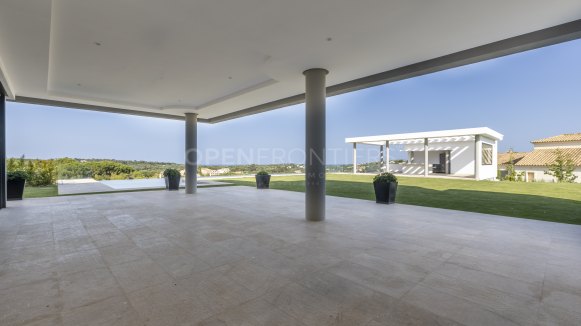 Nieuwbouwvilla met spectaculair uitzicht op zee en golf in Sotogrande Alto