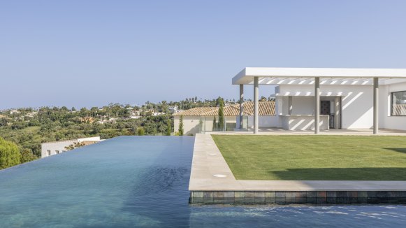 Nieuwbouwvilla met spectaculair uitzicht op zee en golf in Sotogrande Alto