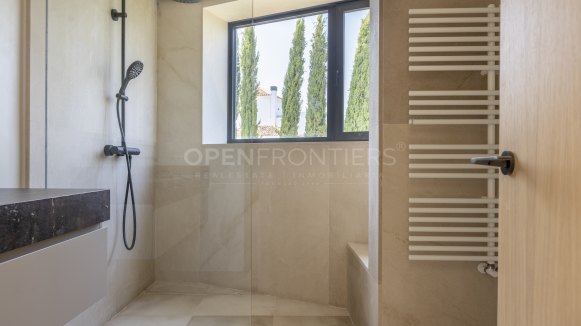 Nieuwbouwvilla met spectaculair uitzicht op zee en golf in Sotogrande Alto