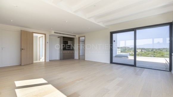 Nieuwbouwvilla met spectaculair uitzicht op zee en golf in Sotogrande Alto