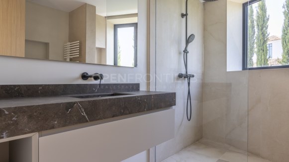 Nieuwbouwvilla met spectaculair uitzicht op zee en golf in Sotogrande Alto