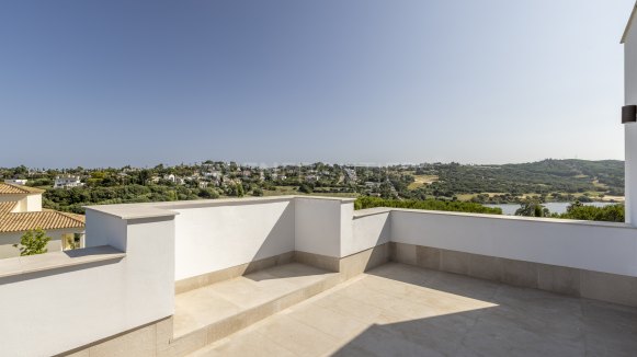Nieuwbouwvilla met spectaculair uitzicht op zee en golf in Sotogrande Alto