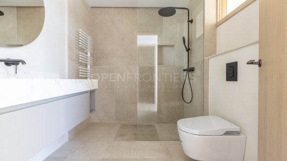 Nieuwbouwvilla met spectaculair uitzicht op zee en golf in Sotogrande Alto