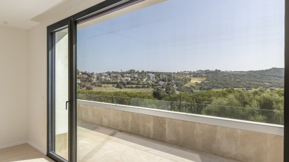 Nieuwbouwvilla met spectaculair uitzicht op zee en golf in Sotogrande Alto