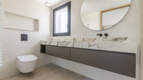 Nieuwbouwvilla met spectaculair uitzicht op zee en golf in Sotogrande Alto