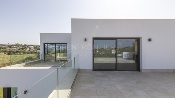 Nieuwbouwvilla met spectaculair uitzicht op zee en golf in Sotogrande Alto