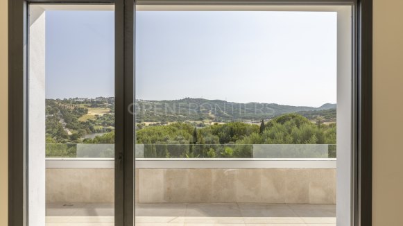 Nieuwbouwvilla met spectaculair uitzicht op zee en golf in Sotogrande Alto