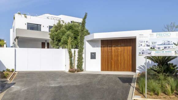 Nieuwbouwvilla met spectaculair uitzicht op zee en golf in Sotogrande Alto