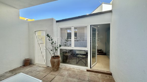 LACASITOS Sotogrande – Renovated First Line Beach Home in Kings & Queens