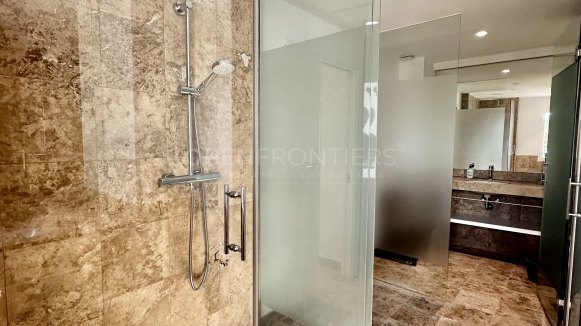 LACASITOS Sotogrande – Renovated First Line Beach Home in Kings & Queens