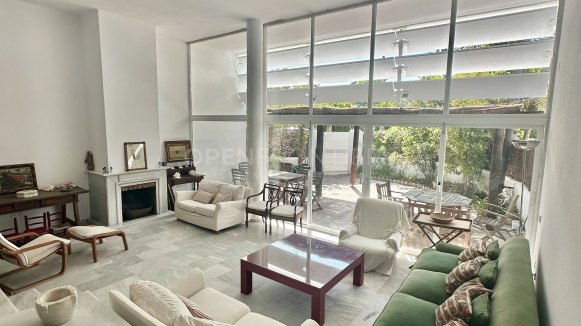 LACASITOS Sotogrande – Renovated First Line Beach Home in Kings & Queens