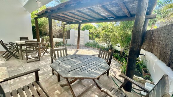 LACASITOS Sotogrande – Renovated First Line Beach Home in Kings & Queens