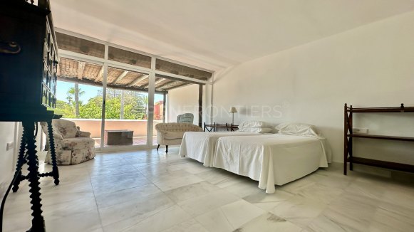 LACASITOS Sotogrande – Renovated First Line Beach Home in Kings & Queens