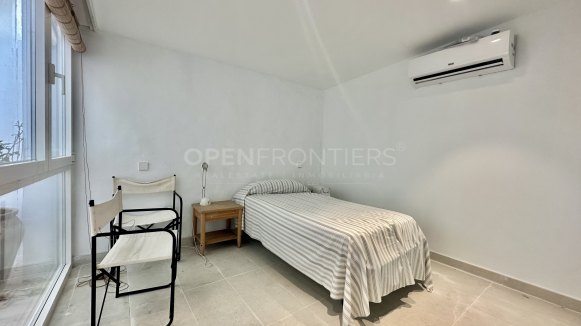 LACASITOS Sotogrande – Renovated First Line Beach Home in Kings & Queens