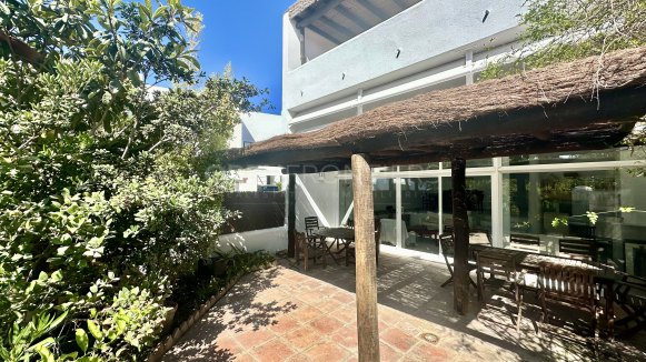 LACASITOS Sotogrande – Renovated First Line Beach Home in Kings & Queens