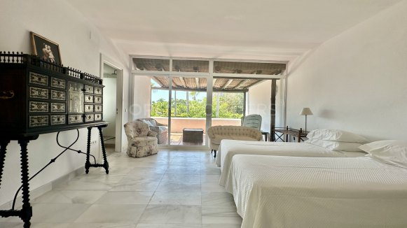 LACASITOS Sotogrande – Renovated First Line Beach Home in Kings & Queens