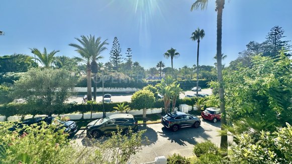 LACASITOS Sotogrande – Renovated First Line Beach Home in Kings & Queens