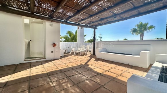 LACASITOS Sotogrande – Renovated First Line Beach Home in Kings & Queens