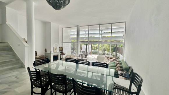 LACASITOS Sotogrande – Renovated First Line Beach Home in Kings & Queens