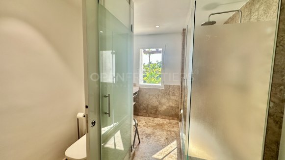 LACASITOS Sotogrande – Renovated First Line Beach Home in Kings & Queens