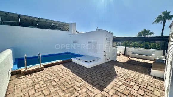 LACASITOS Sotogrande – Renovated First Line Beach Home in Kings & Queens