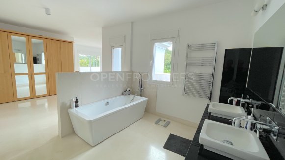 Villa de golf en première ligne à vendre à Sotogrande – Vue sur Valderrama