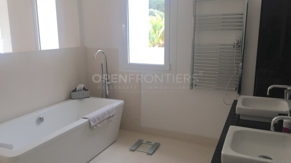 Villa de golf en première ligne à vendre à Sotogrande – Vue sur Valderrama