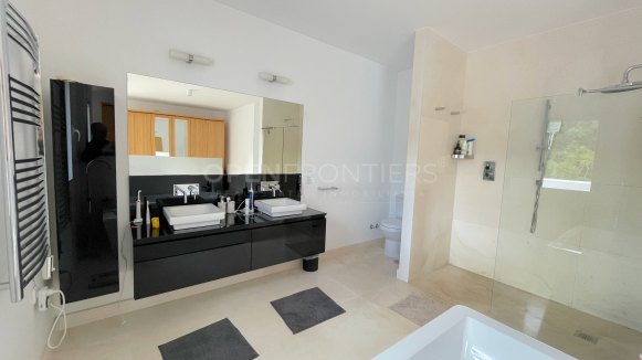 Villa de golf en première ligne à vendre à Sotogrande – Vue sur Valderrama