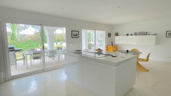 Villa de golf en première ligne à vendre à Sotogrande – Vue sur Valderrama