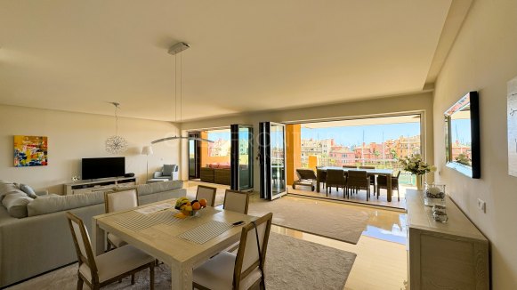 Exceptional 4-bedroom apartment with sea views in Ribera del Marlin, Sotogrande