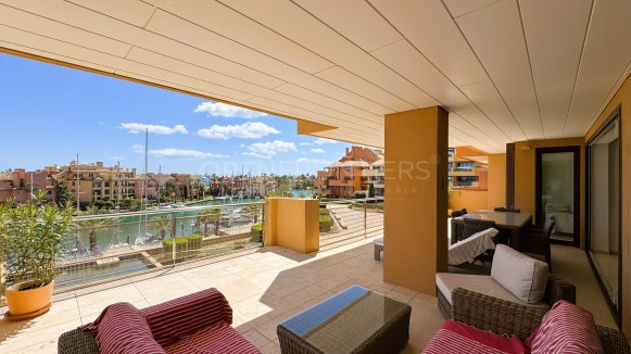 Exceptional 4-bedroom apartment with sea views in Ribera del Marlin, Sotogrande