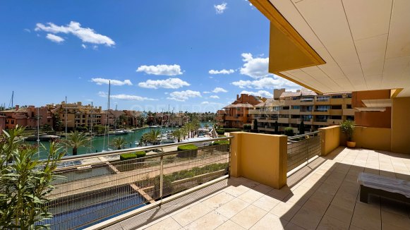 Exceptional 4-bedroom apartment with sea views in Ribera del Marlin, Sotogrande