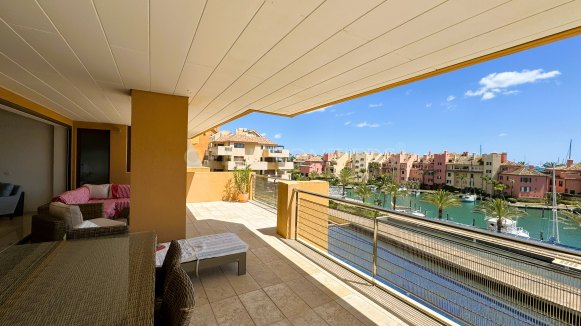 Exceptional 4-bedroom apartment with sea views in Ribera del Marlin, Sotogrande