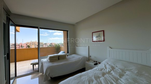 Exceptional 4-bedroom apartment with sea views in Ribera del Marlin, Sotogrande