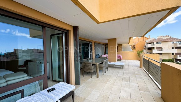 Exceptional 4-bedroom apartment with sea views in Ribera del Marlin, Sotogrande