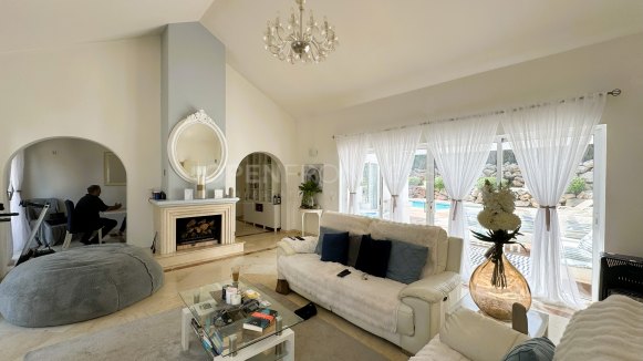Charming Villa for Sale in Zona B, Sotogrande Costa