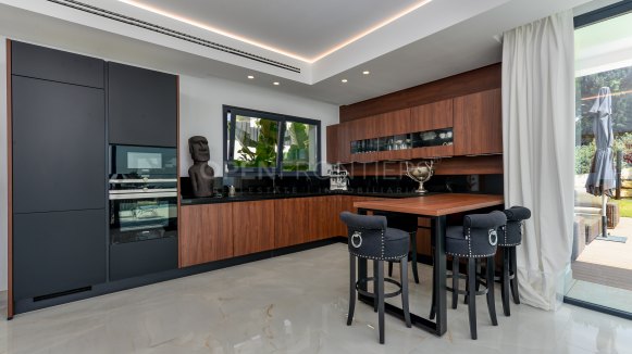 Villa en venta en La Paloma, Manilva