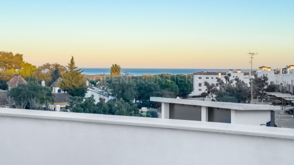Modern townhouse in San Roque Club with golf views