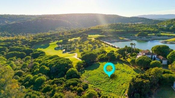Plot in Sotogrande Alto with Almenara golf views