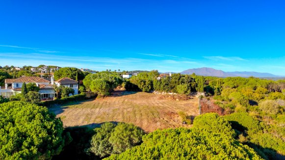 Plot in Sotogrande Alto with Almenara golf views