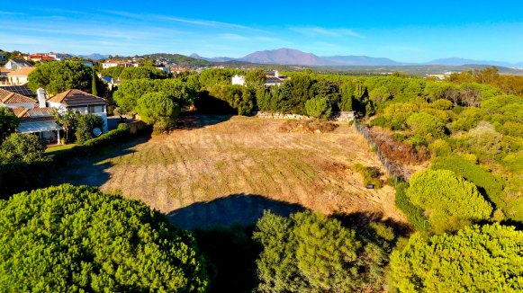Plot in Sotogrande Alto with Almenara golf views