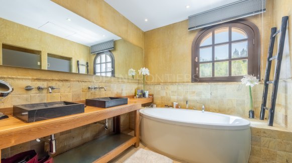 Luxury villa with panoramic sea, golf and mountain views in Almenara, Sotogrande Alto