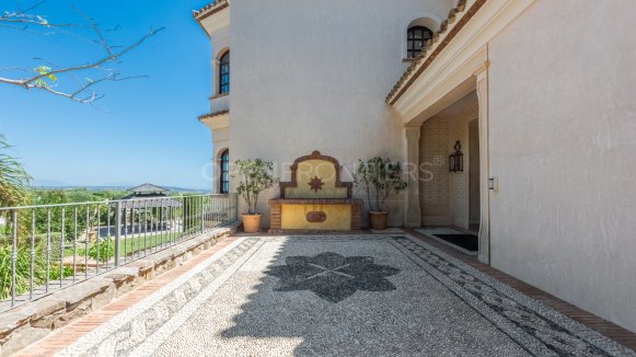 Luxury villa with panoramic sea, golf and mountain views in Almenara, Sotogrande Alto