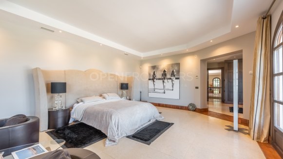 Luxury villa with panoramic sea, golf and mountain views in Almenara, Sotogrande Alto