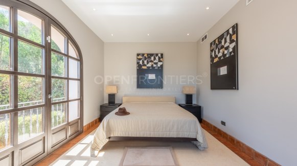 Luxury villa with panoramic sea, golf and mountain views in Almenara, Sotogrande Alto