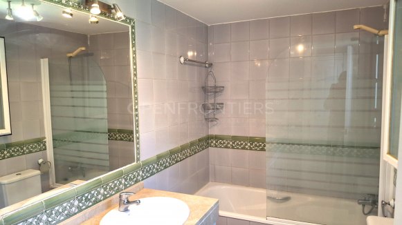 Villa in Alcaidesa Alta with private pool and sea views