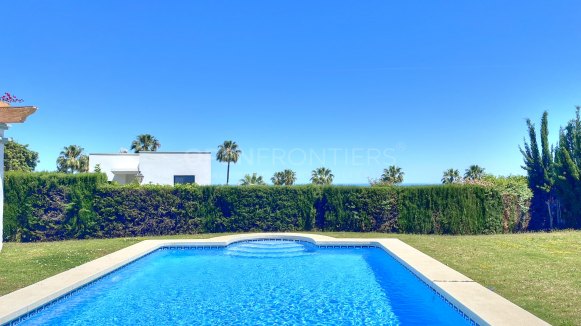 Villa in Alcaidesa Alta with private pool and sea views