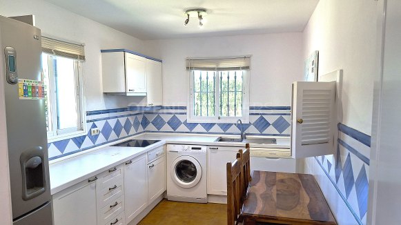 Villa in Alcaidesa Alta with private pool and sea views